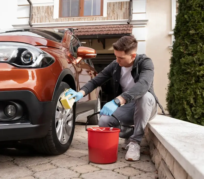 Lavage auto à domicile Saint-Aubin-la-Plaine : professionnel intervenant sur un véhicule